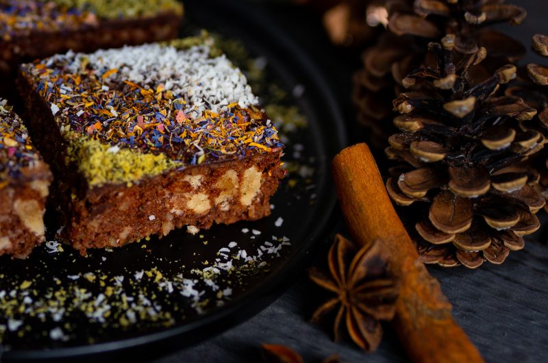 Lebkuchen-Brownies mit Marzipan und Cranberries (glutenfrei)