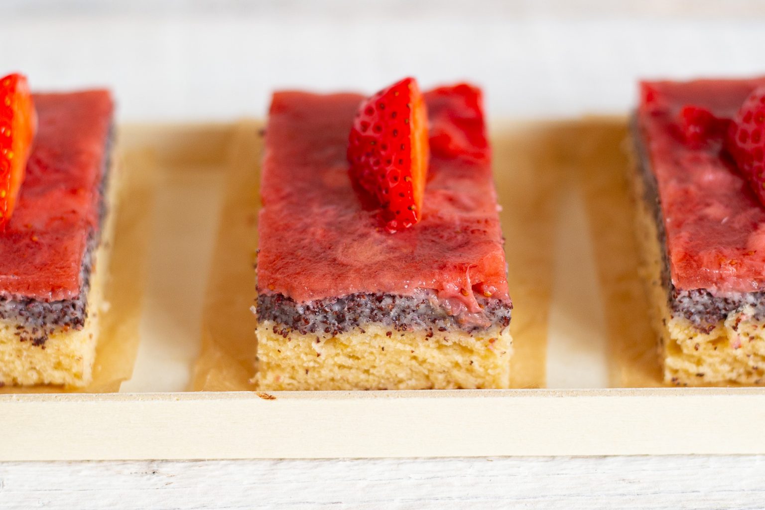 Erdbeerschnitte mit Mohnfüllung (einfach &amp; vegan) – Christine im Flow