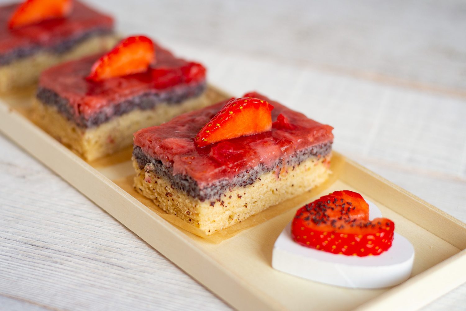 Erdbeerschnitte mit Mohnfüllung (einfach &amp; vegan) – Christine im Flow