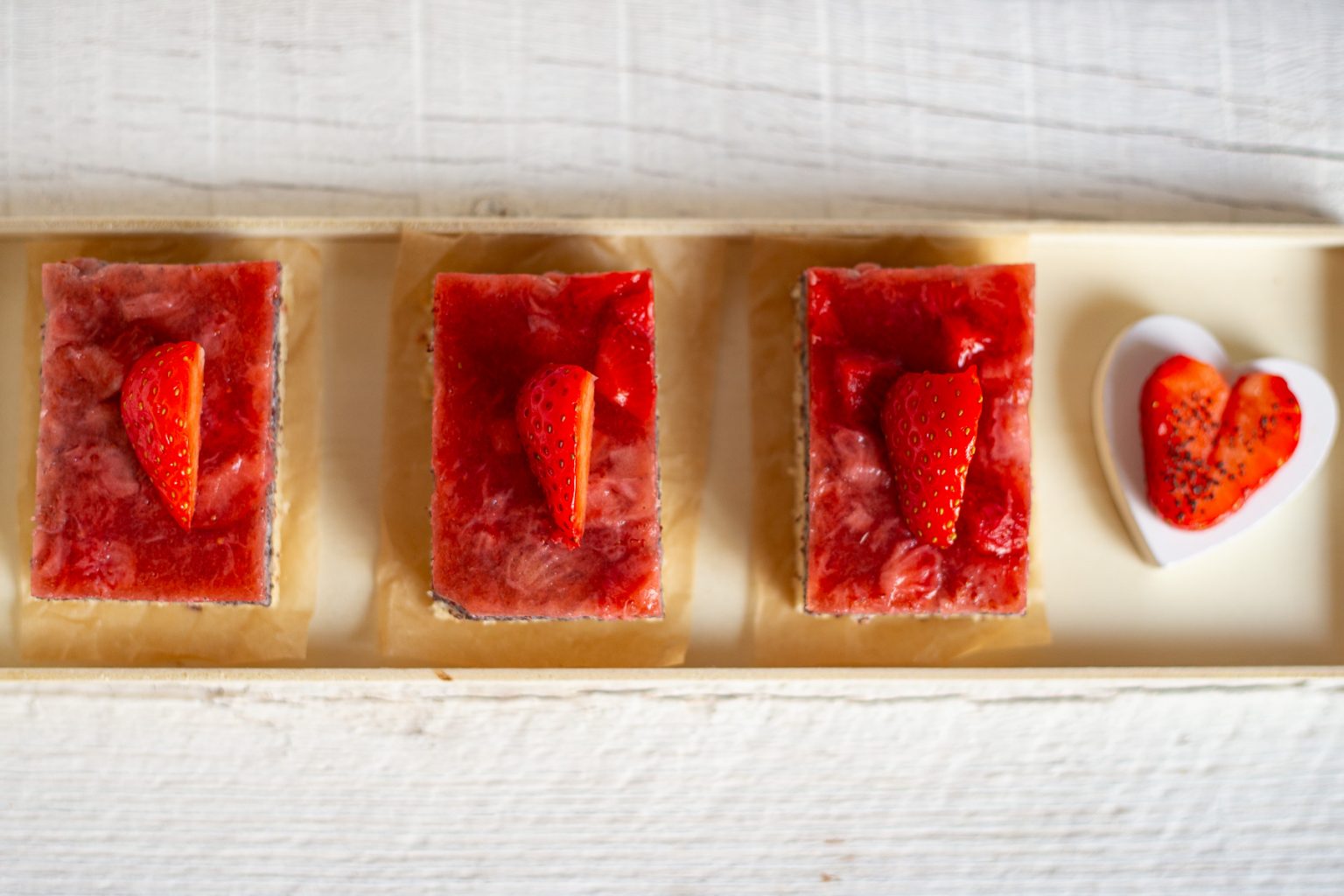 Erdbeerschnitte mit Mohnfüllung (einfach &amp; vegan) – Christine im Flow