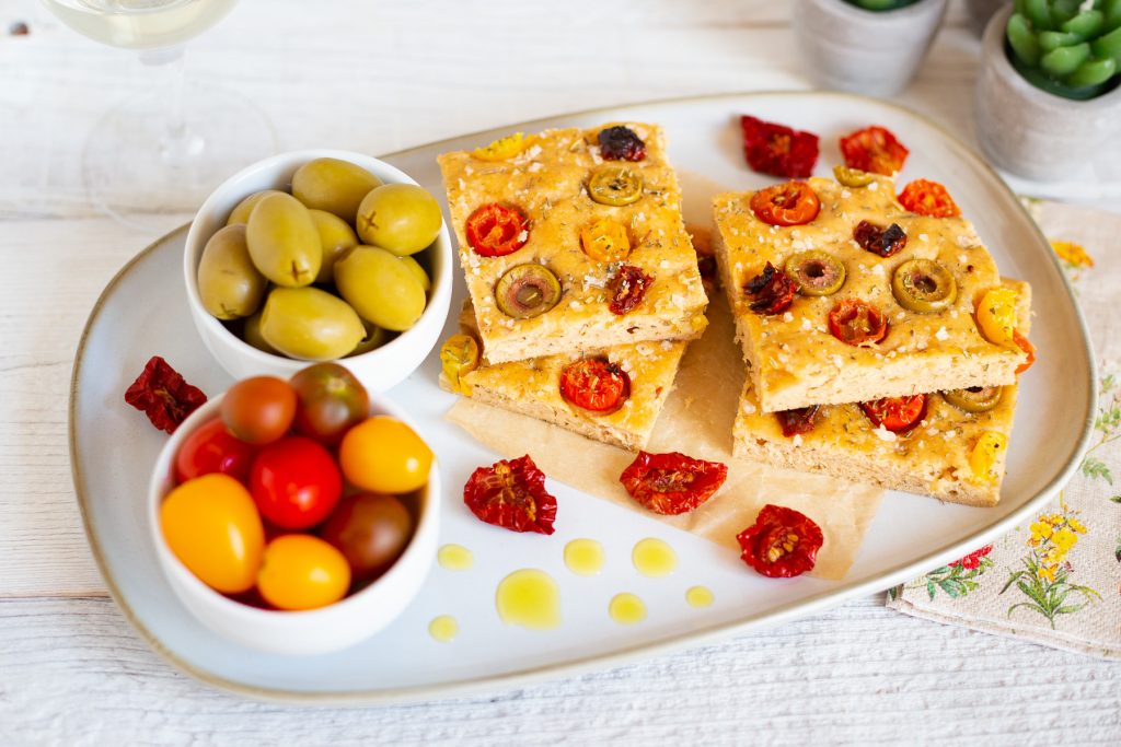 luftiges Focaccia mit Tomaten und Oliven